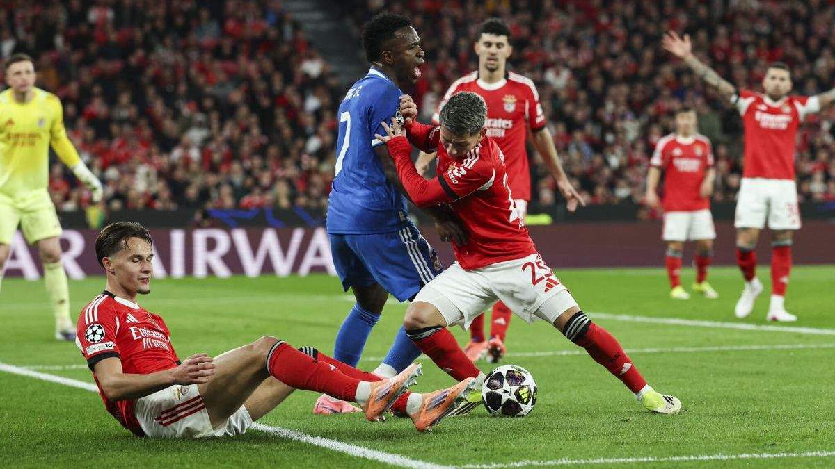 Prestianni empujando a Vinícius durante el Benfica - Real Madrid. Prestianni empujando a Vinícius durante el Benfica - Real Madrid.