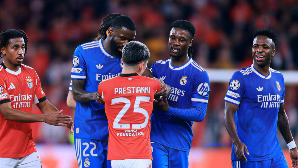 Gianluca Prestianni es separado por Antonio Rüdiger y Eduardo Camavinga luego de su ataque a Vinicius Junior. Gianluca Prestianni es separado por Antonio Rüdiger y Eduardo Camavinga luego de su ataque a Vinicius Junior.