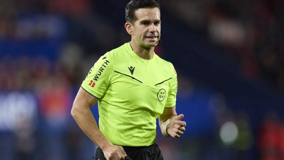 El VAR obliga a Quintero González a pitar un penalti muy polémico de Courtois usando una lupa que nunca aparece El VAR obliga a Quintero González a pitar un penalti muy polémico de Courtois usando una lupa que nunca aparece