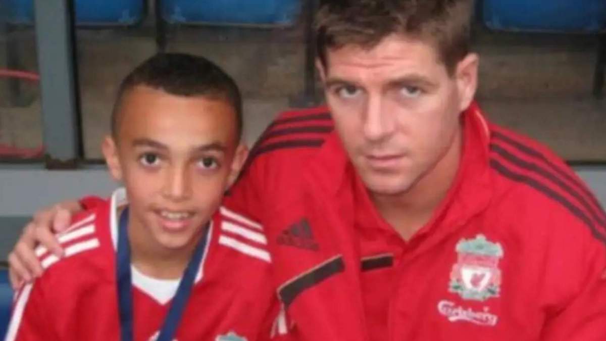 Trent Alexander Arnold de niño junto a Steve Gerrard Trent Alexander Arnold de niño junto a Steve Gerrard