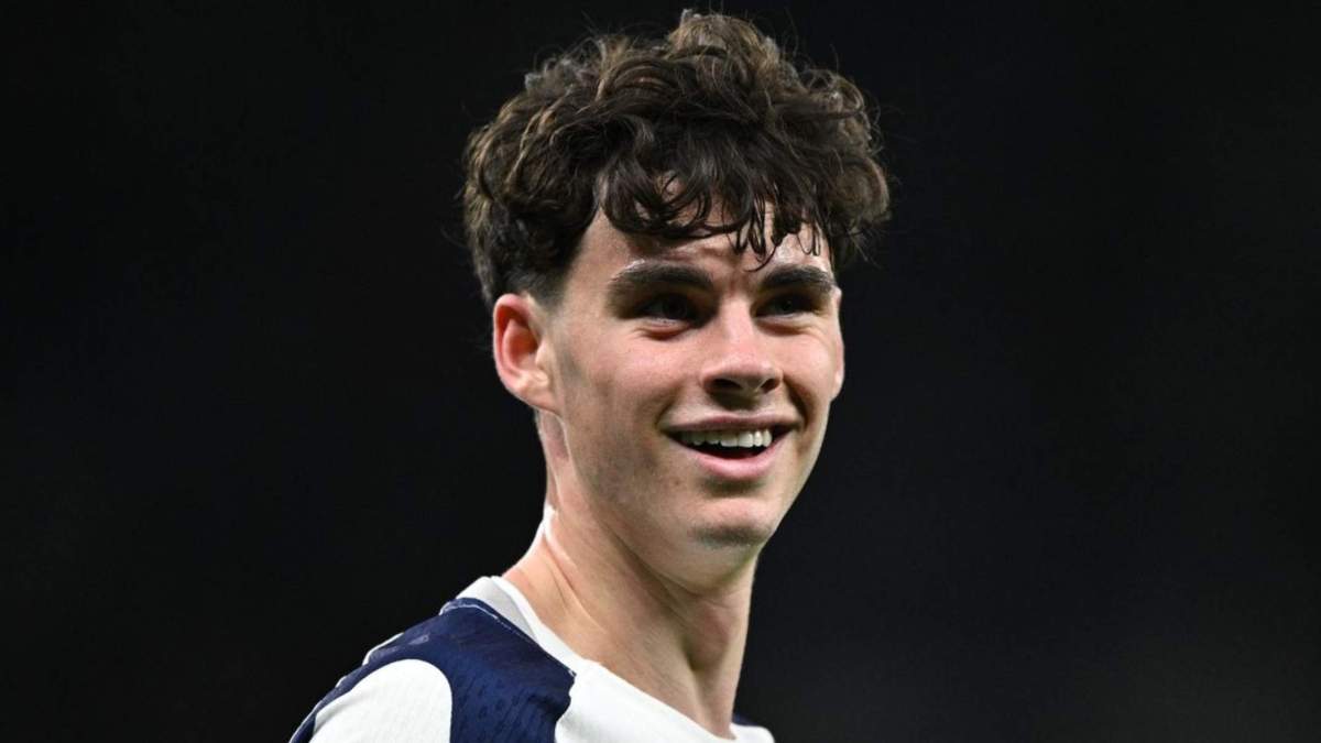 Archie Gray con el Tottenham Archie Gray con el Tottenham