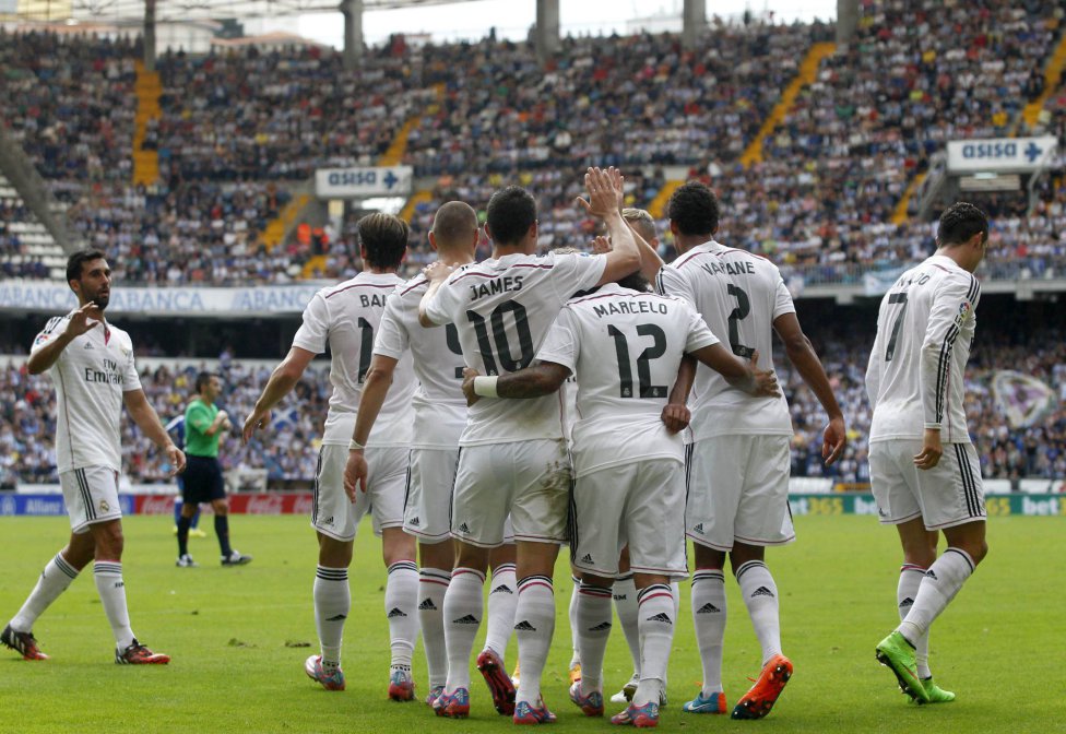 El Real Madrid celebra el gol de James en Riazor