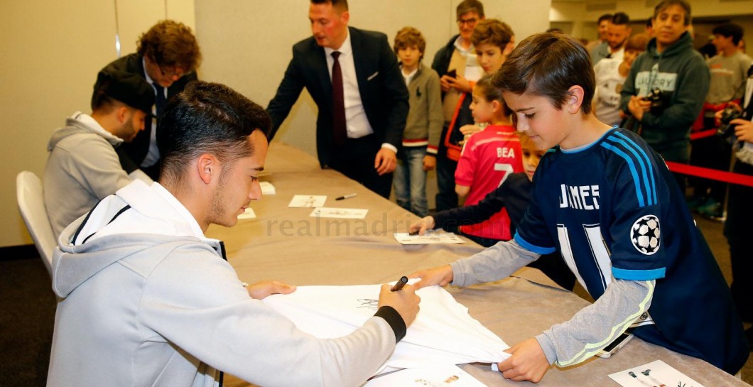 Jesé y Lucas Vázquez firmaron autógrafos en Barcelona