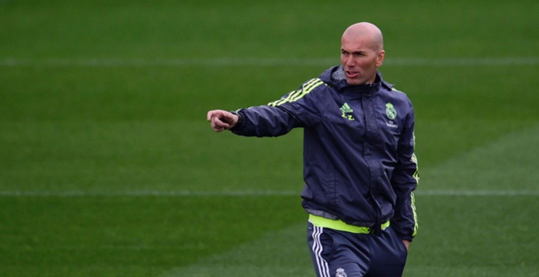 Zidane da instrucciones a sus hombres en Valdebebas