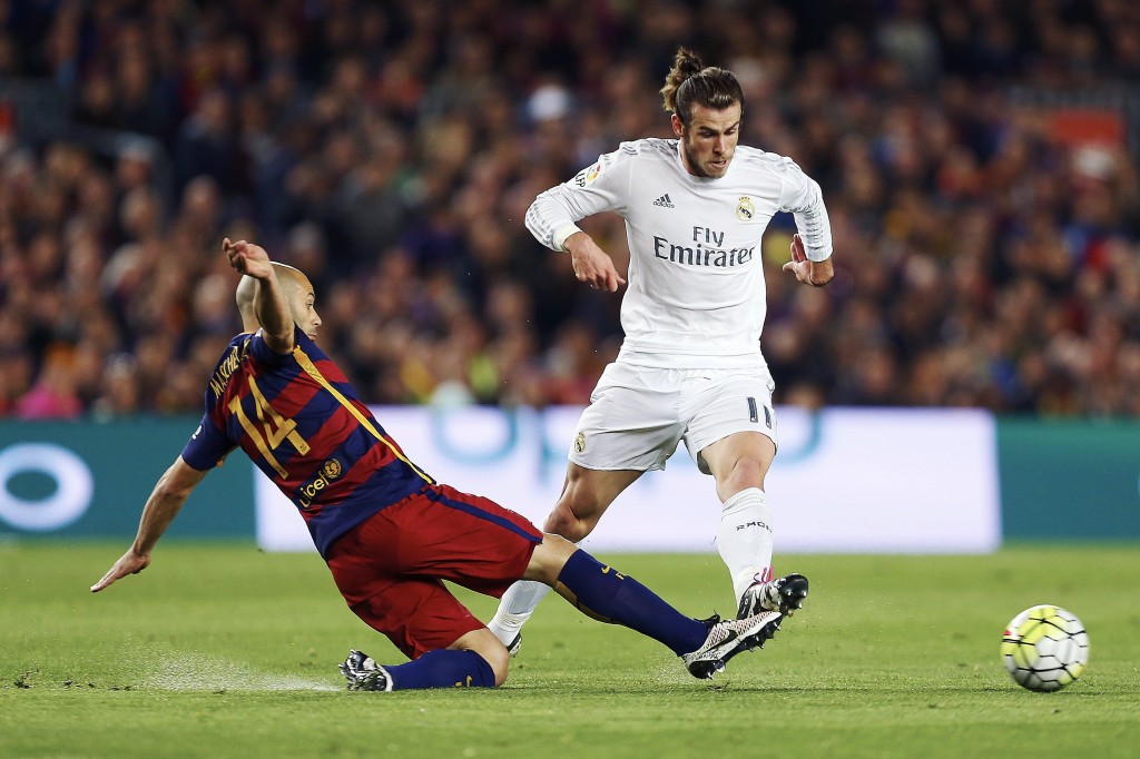 Bale ante Mascherano en el último 'Clásico'