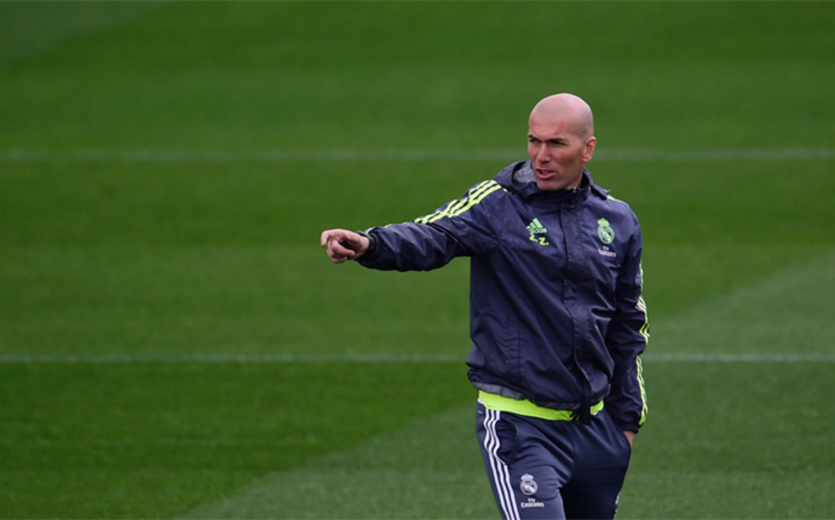 Zidane da instrucciones a sus hombres en Valdebebas