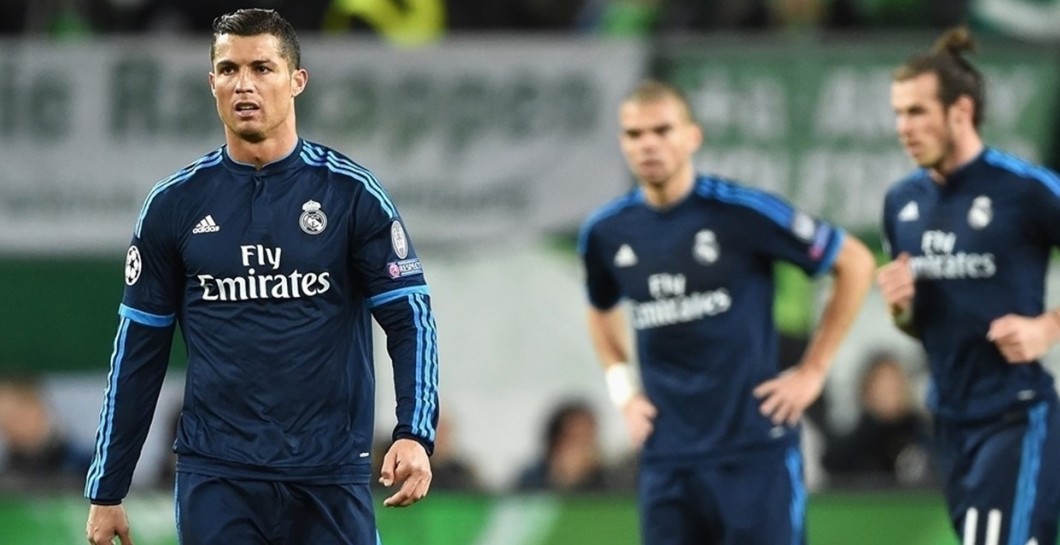 Bale, Benzema, Cristiano y Pepe tras recibir un gol