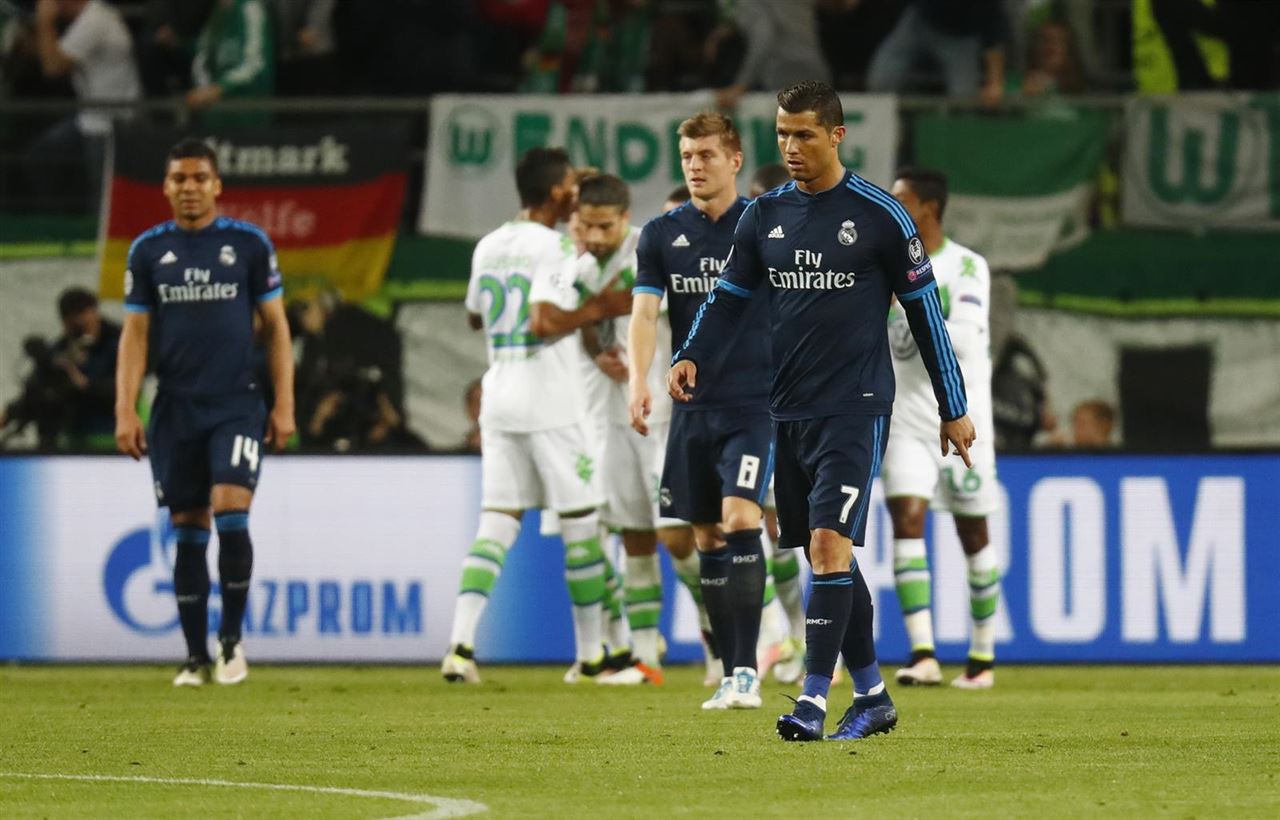Cristiano, Kroos y Casemiro tras encajar uno de los goles