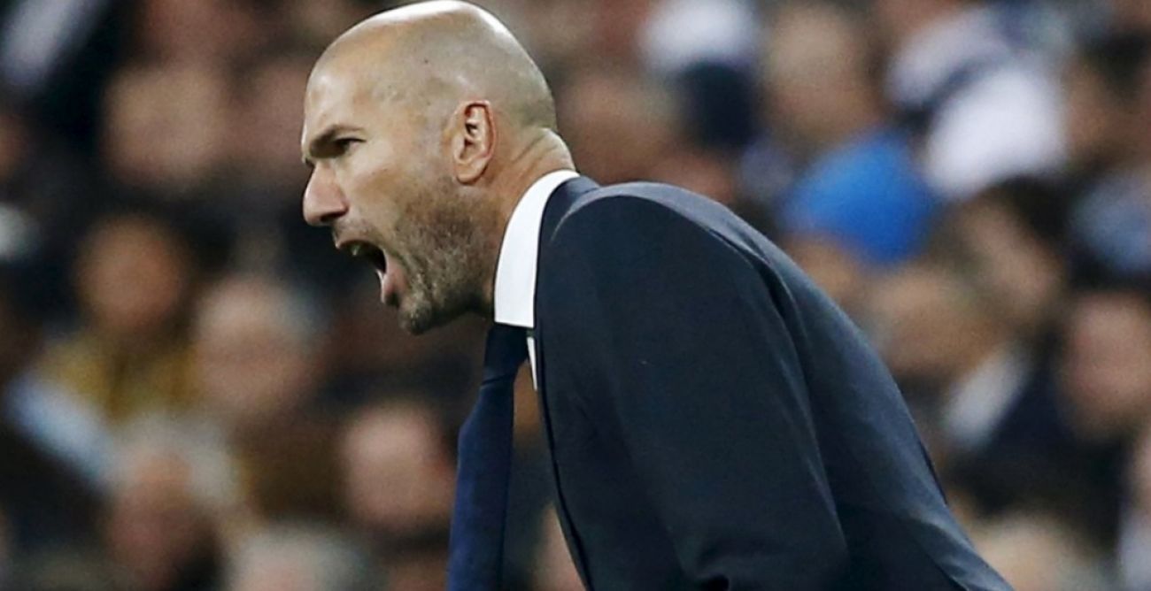Zidane grita desde la banda en un partido