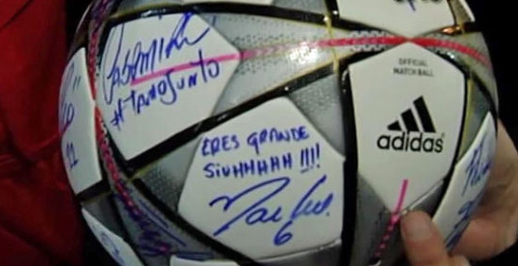 Cristiano se llevó el balón firmado por sus compañeros
