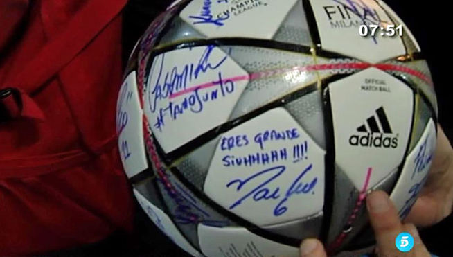 Cristiano se llevó el balón firmado por sus compañeros