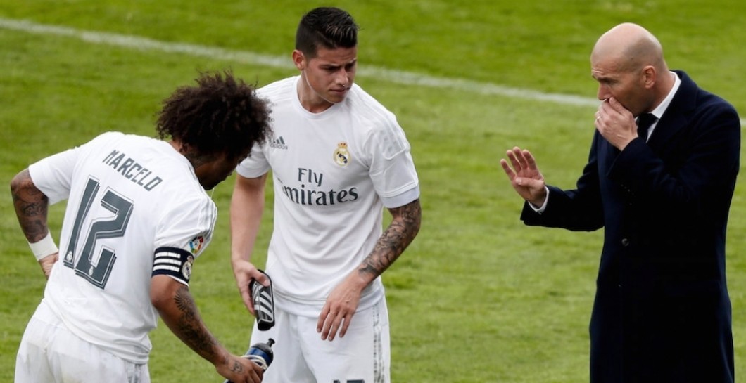 Zidane da instrucciones a James y Marcelo
