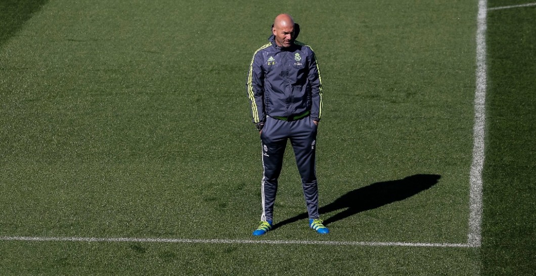 Zidane observa en un entrenamiento
