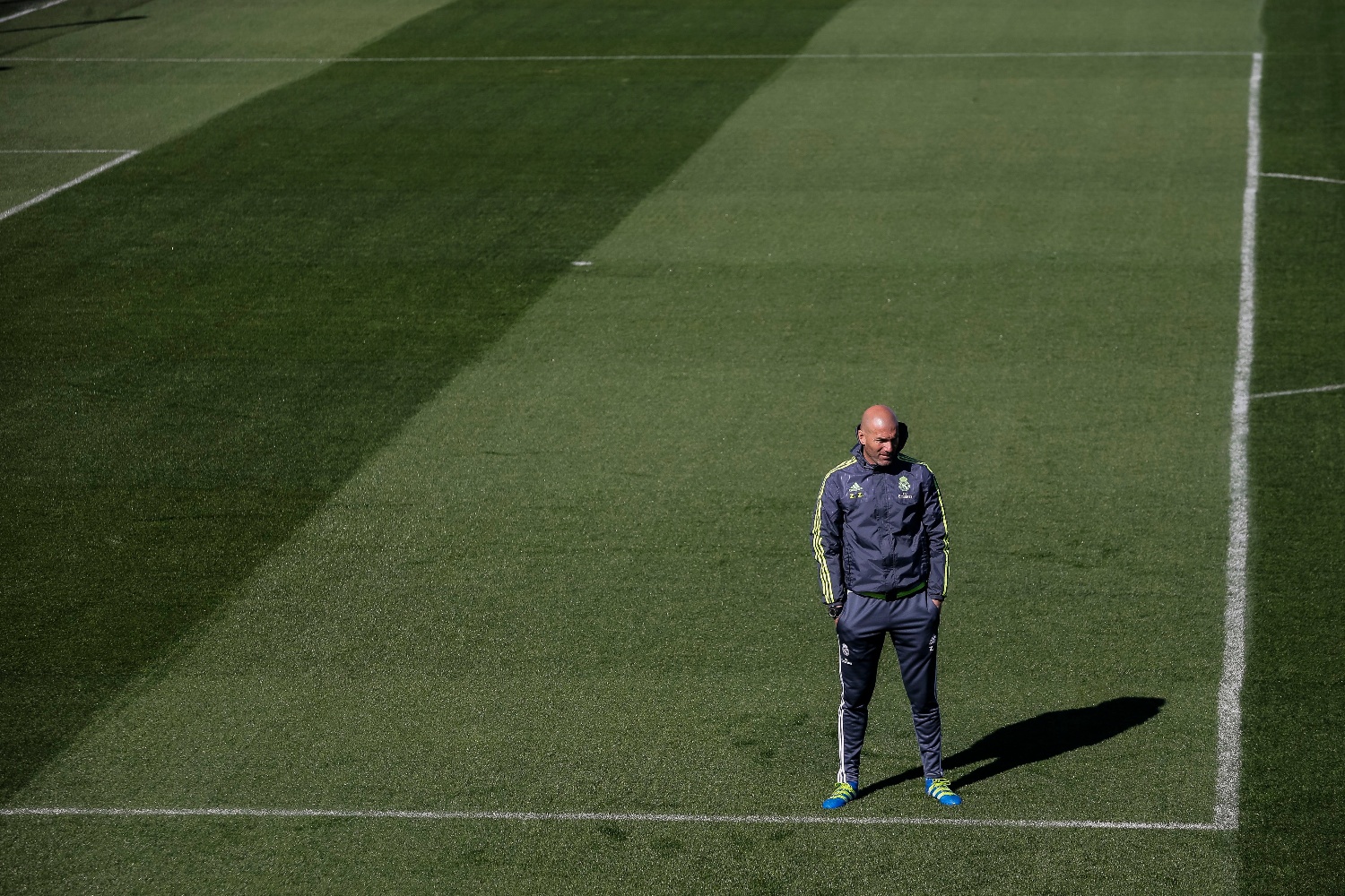 Zidane observa en un entrenamiento