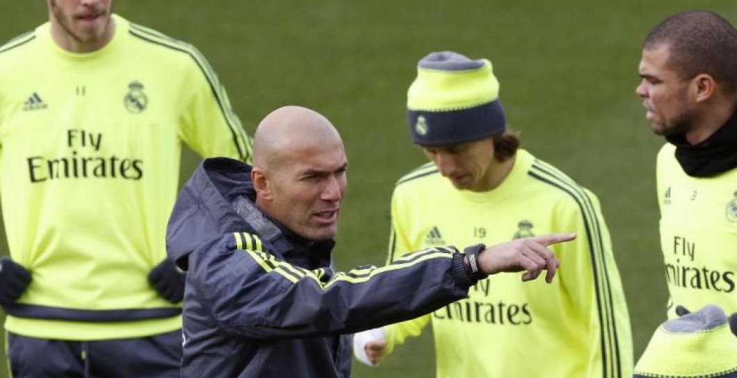 Zidane indica en un entrenamiento del Real Madrid
