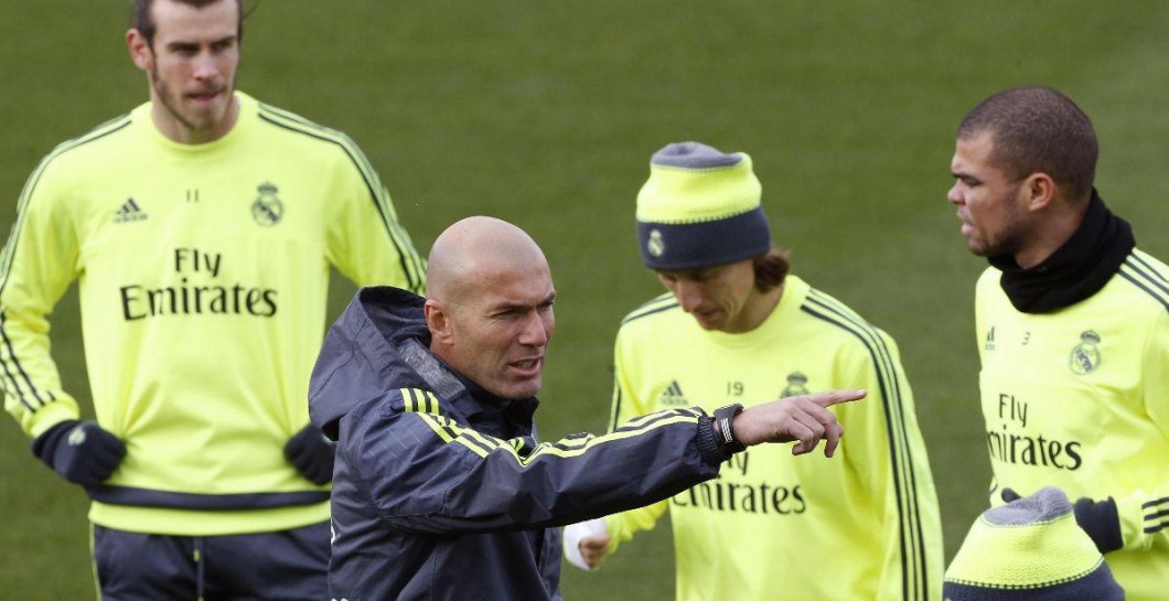 Zidane hace indicaciones en un entrenamiento