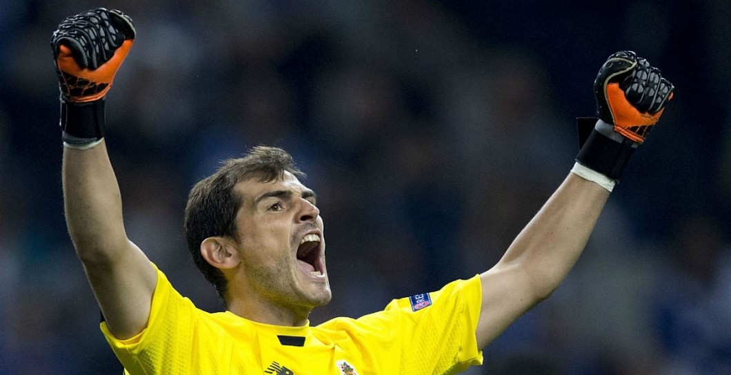 Iker Casillas, Oporto, levanta brazos
