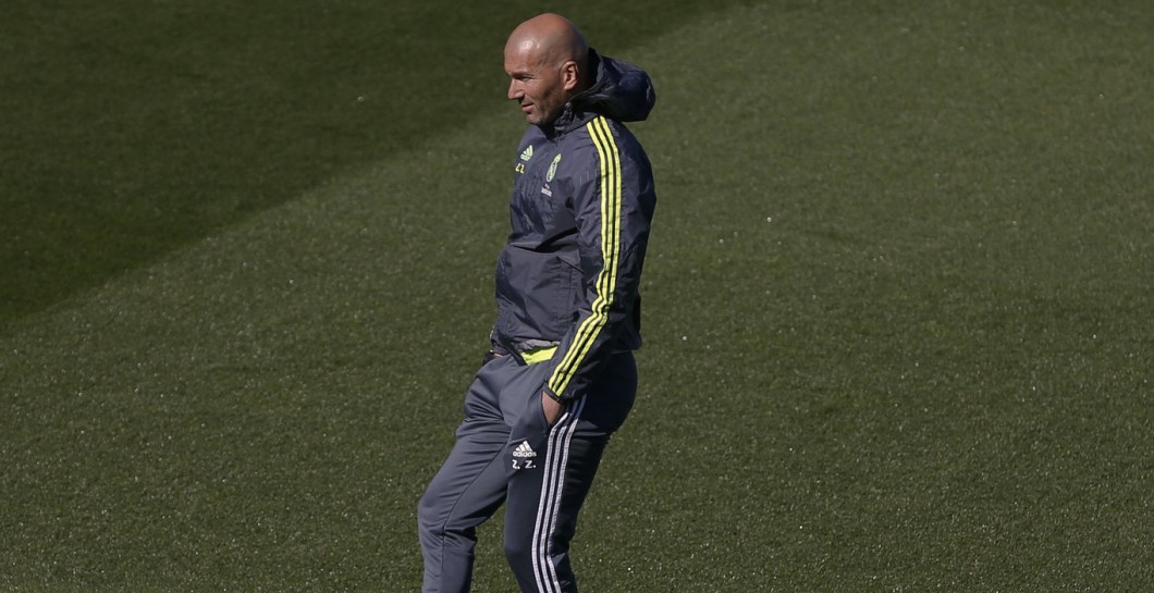 Zidane golpea el balón en un entrenamiento