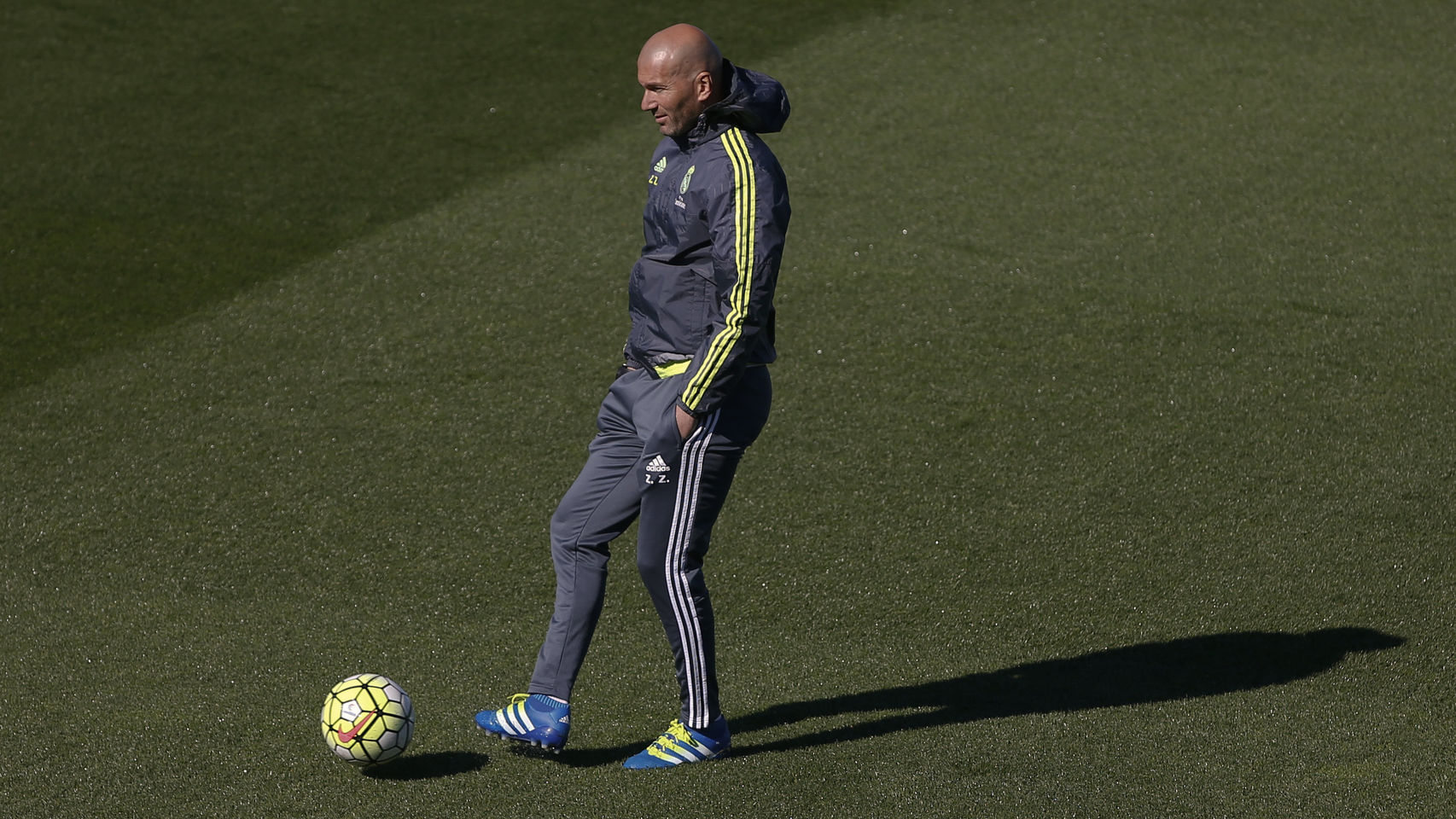 Zidane golpea el balón en un entrenamiento