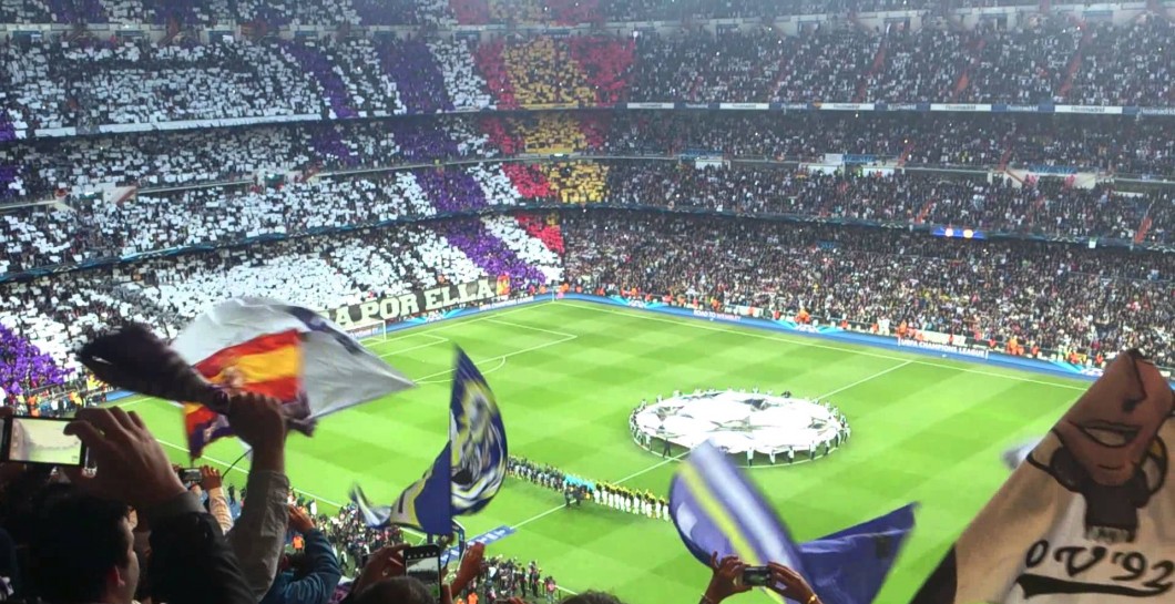 Ambiente en el Bernabéu en una noche de Champions
