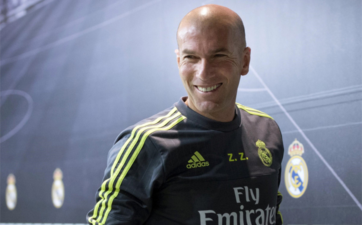 Zidane tras levantarse en una rueda de prensa