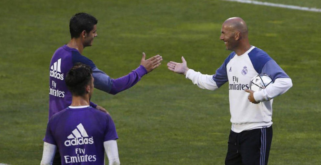 Zidane saluda a Morata en un entrenamiento reciente