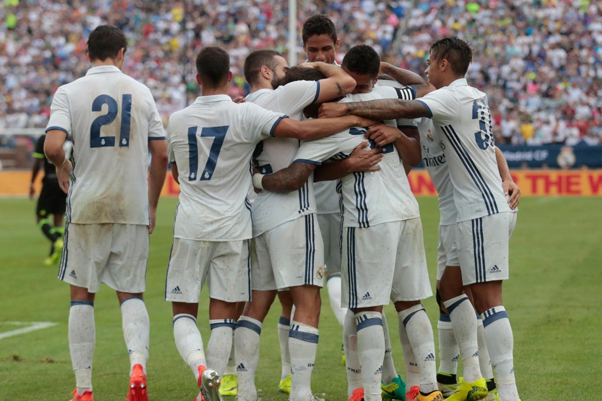El Real Madrid celebra uno de sus goles al Chelsea