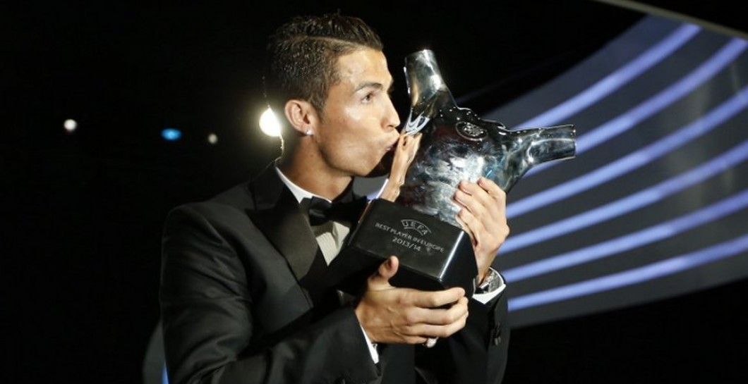 Cristiano besa su trofeo a Mejor Jugador de la UEFA de la 2013/14