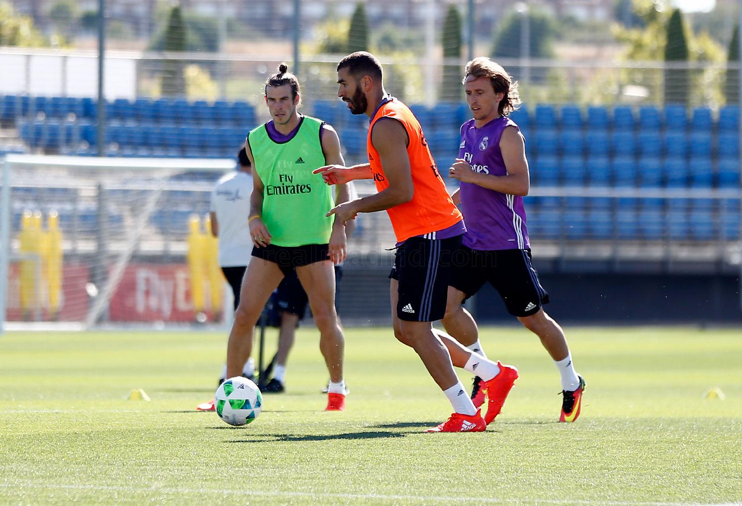 Benzema. Bale y Modric en el entreno
