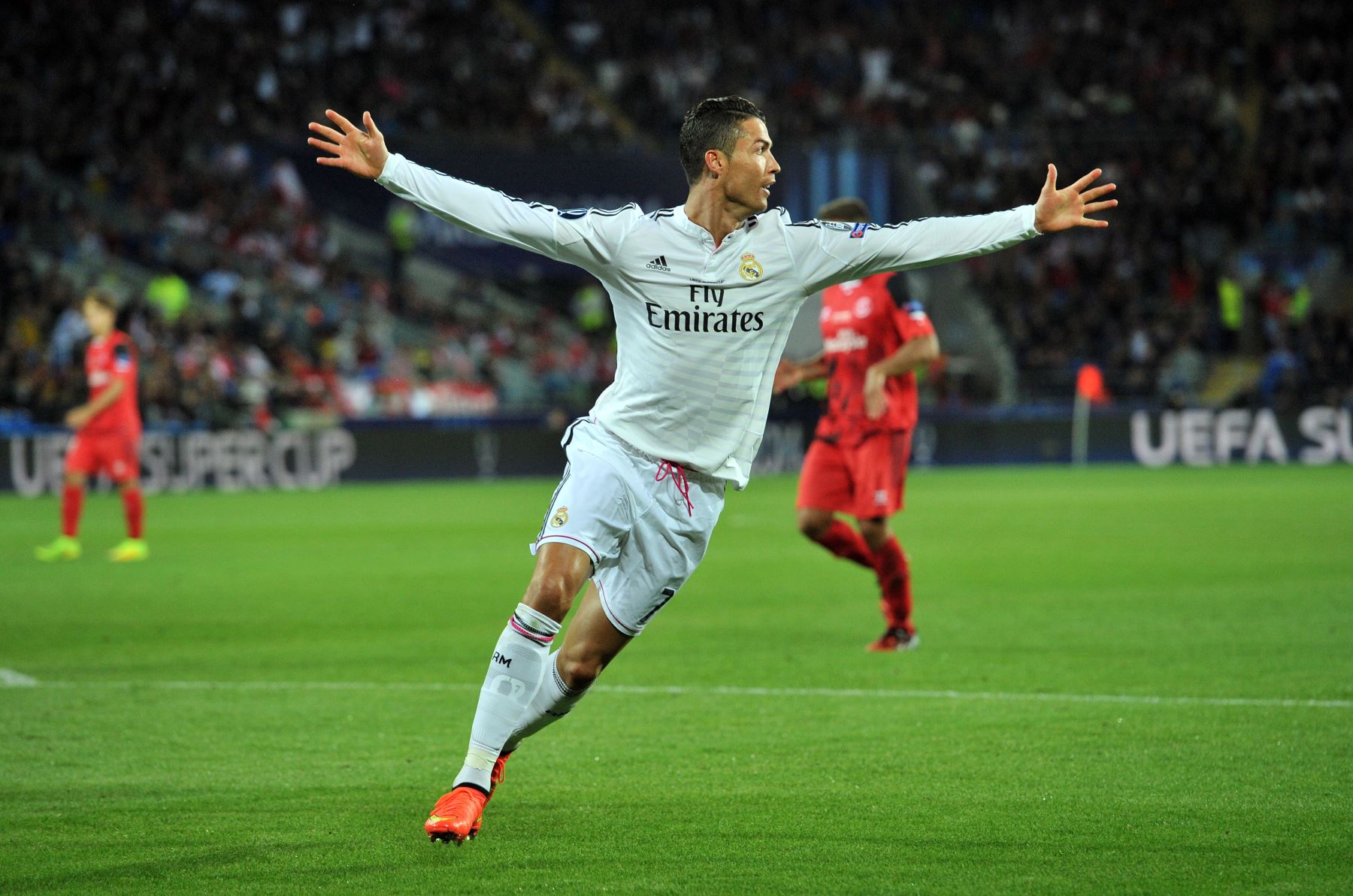Cristiano celebra uno de sus goles al Sevilla en 2014