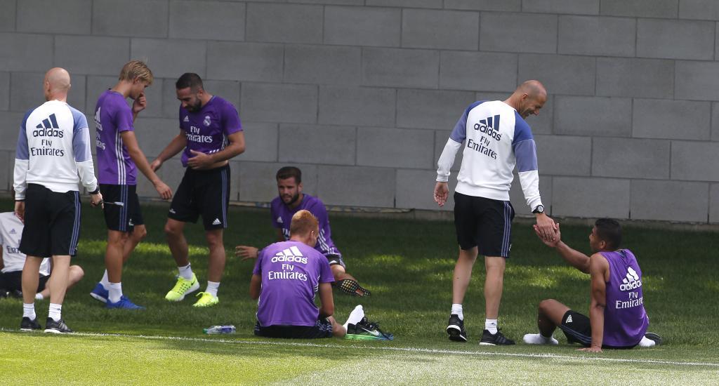Zidane y Pintus con varios jugadores del Madrid