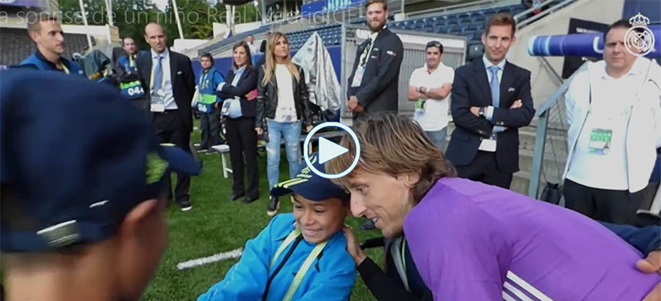 Modric fue uno de los jugadores que comparió unos minutos con un niño noruego