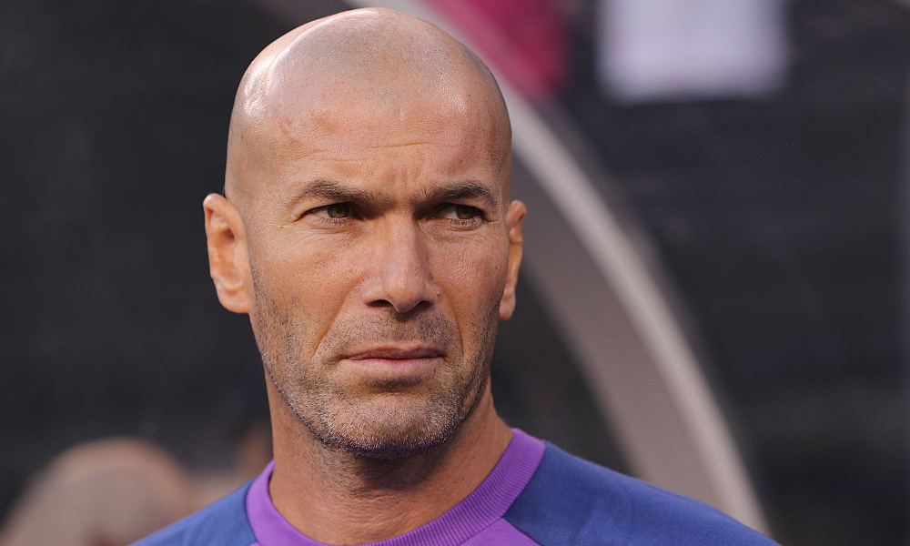 Zidane mira desde la banda