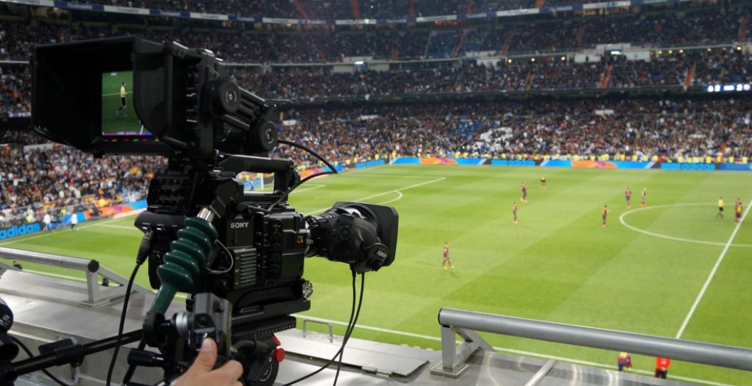 Una cámara de televisión instalada en el Santiago Bernabéu