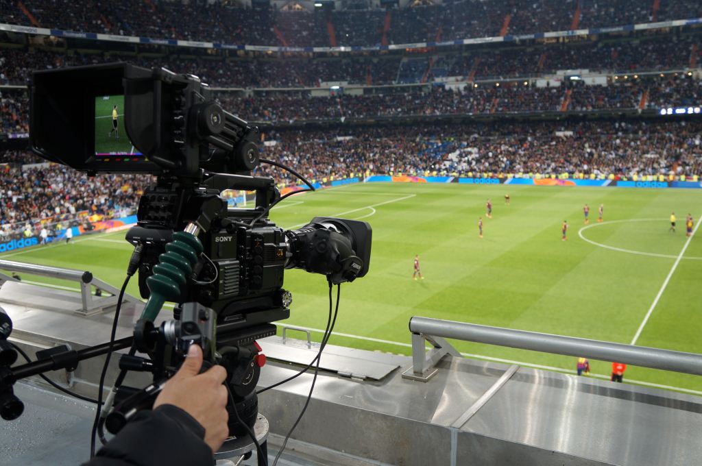 Una cámara de televisión instalada en el Santiago Bernabéu