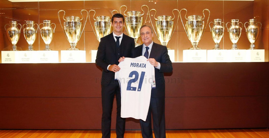 Morata posa junto a Florentino Pérez y la camiseta madridista