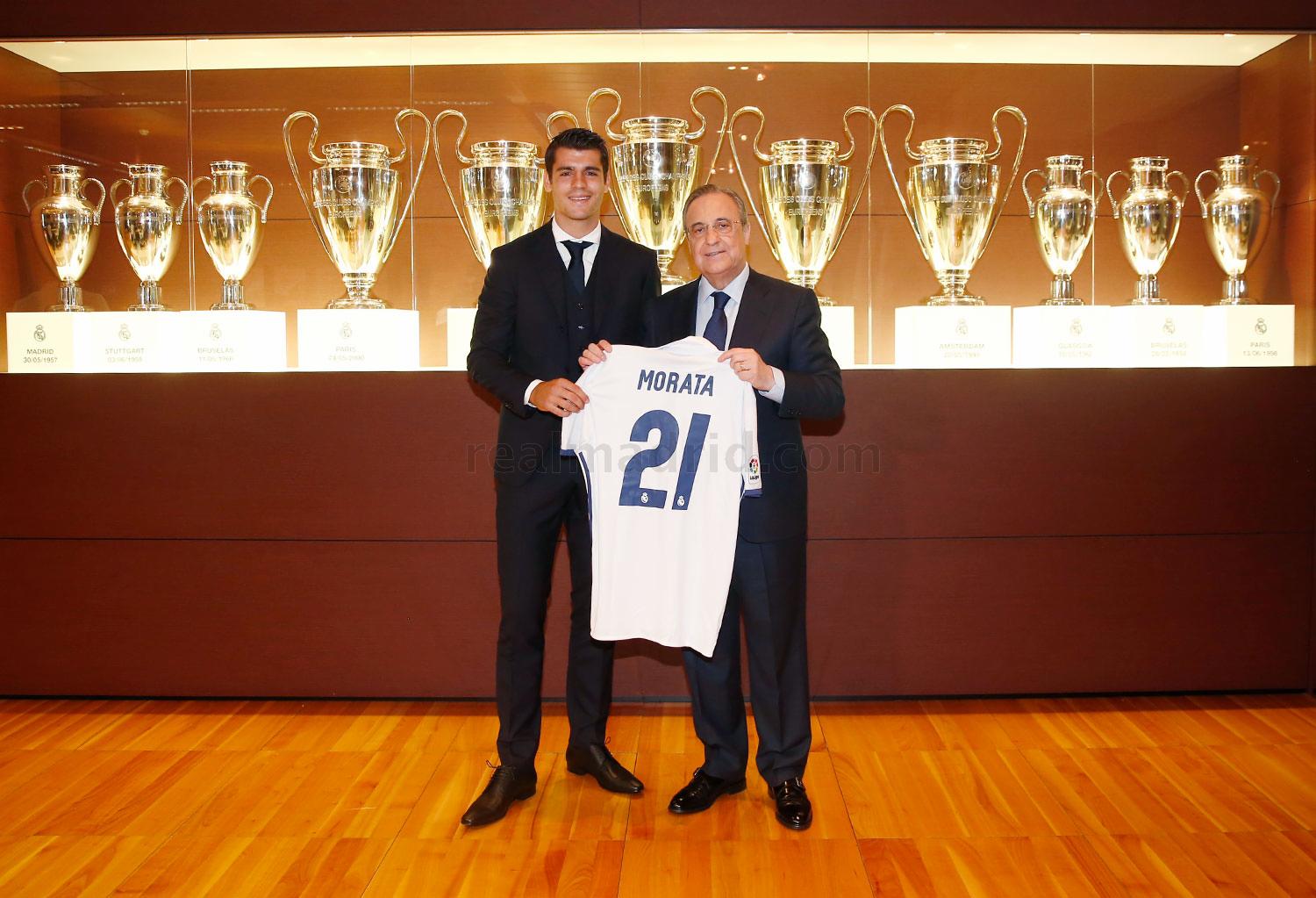 Morata posa junto a Florentino Pérez y la camiseta madridista