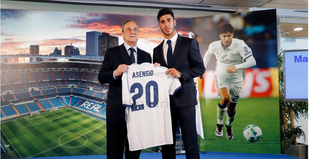 Asensio posó junto a Florentino y su nueva camiseta