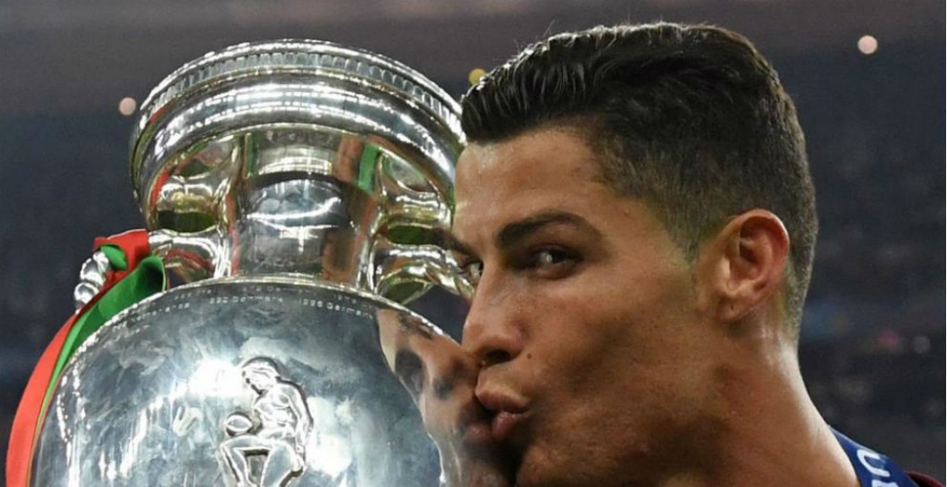 Cristiano Ronaldo besa la Eurocopa lograda en París