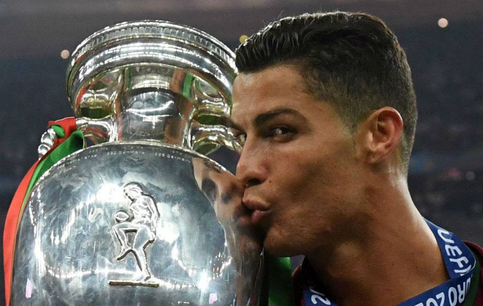 Cristiano Ronaldo besa la Eurocopa lograda en París