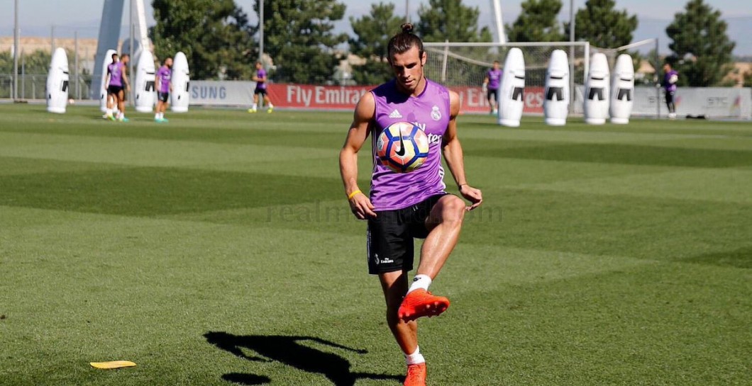 Bale toca balón en el entreno del viernes