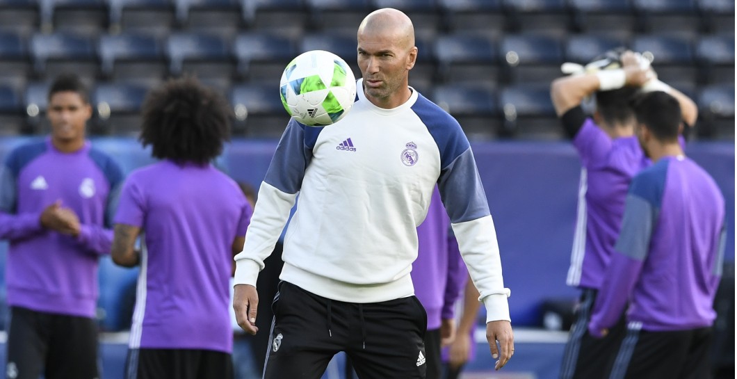 Zidane controla el balón en un entrenamiento