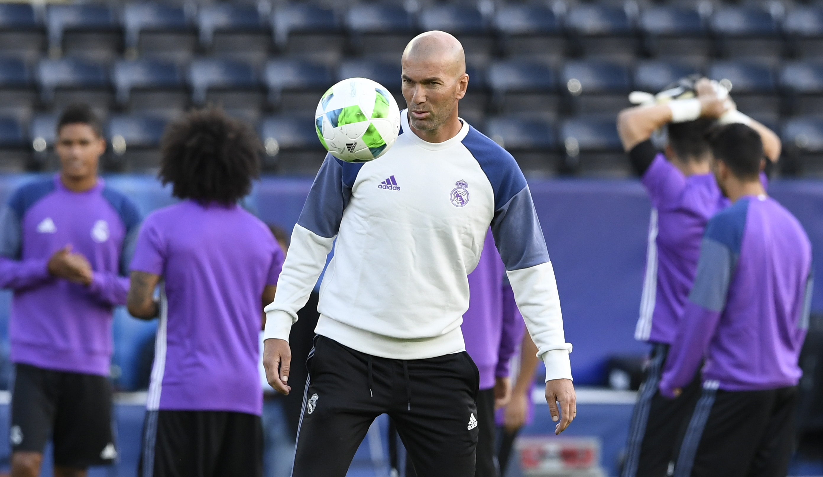 Zidane controla el balón en un entrenamiento