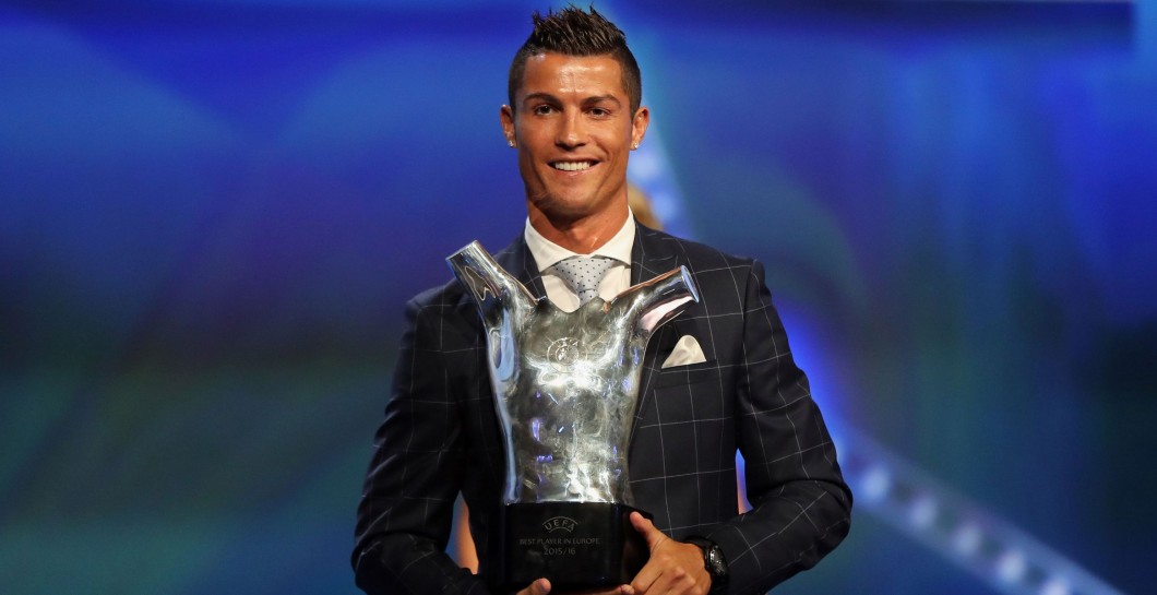 Cristiano con el premio de la UEFA