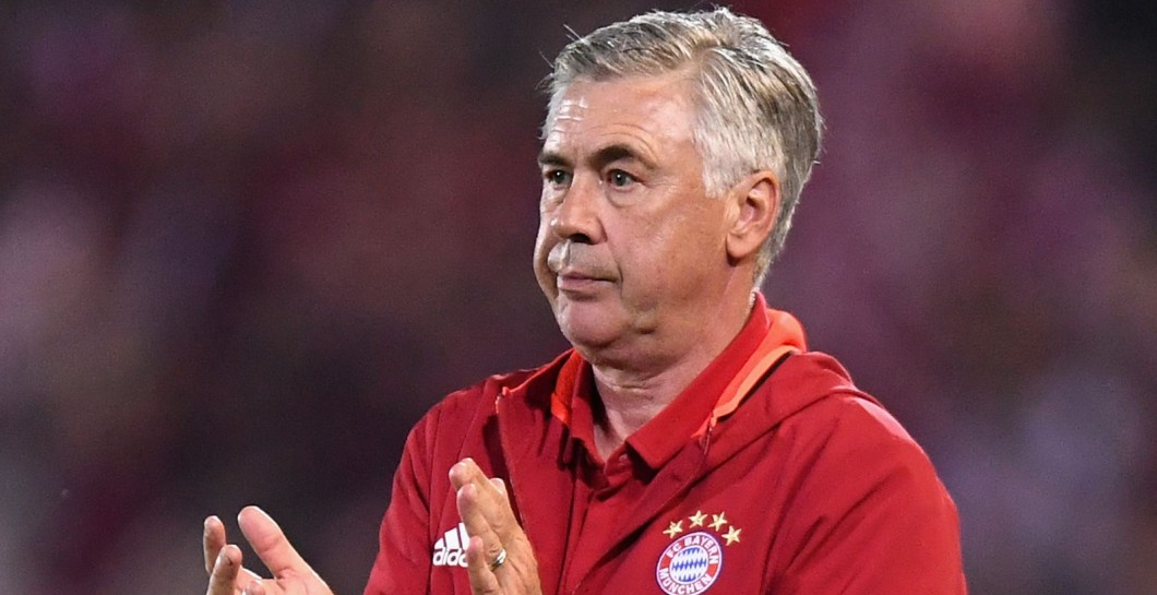 Ancelotti aplaude en el banquillo del Bayern de Múnich