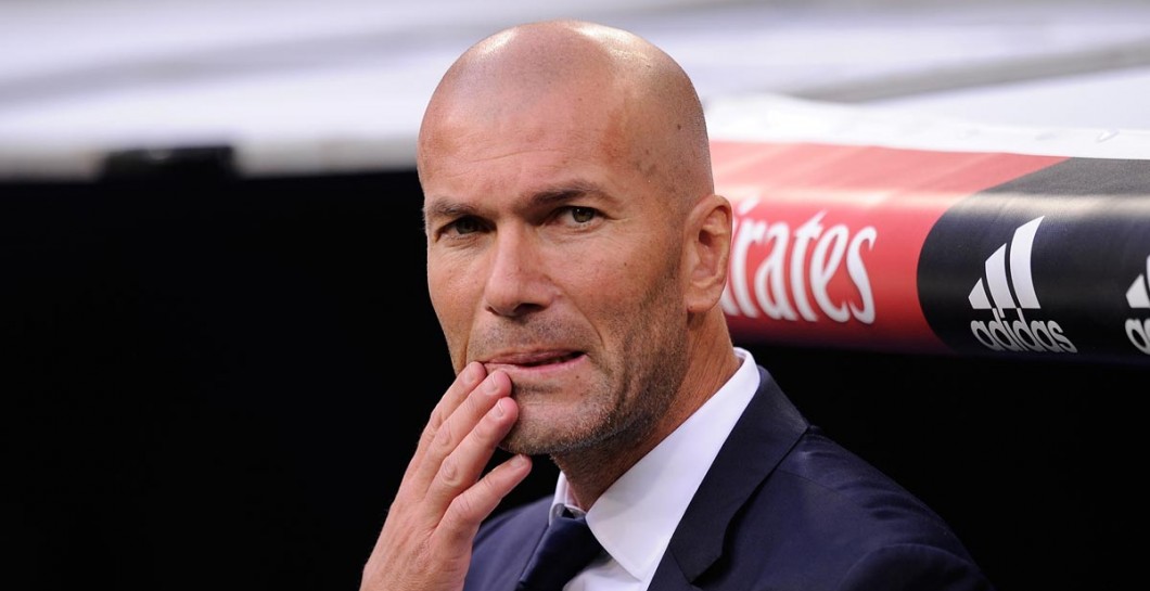 Zidane mira pensativo desde el banquillo