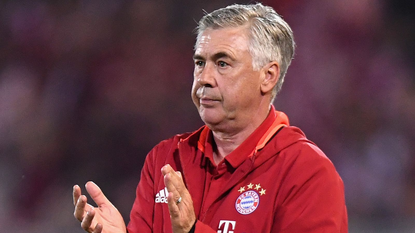 Ancelotti aplaude en el banquillo del Bayern de Múnich