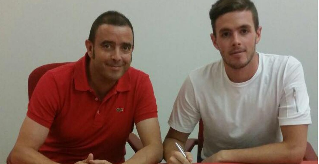 Curro Harillo firmando con el Sporting de Braga