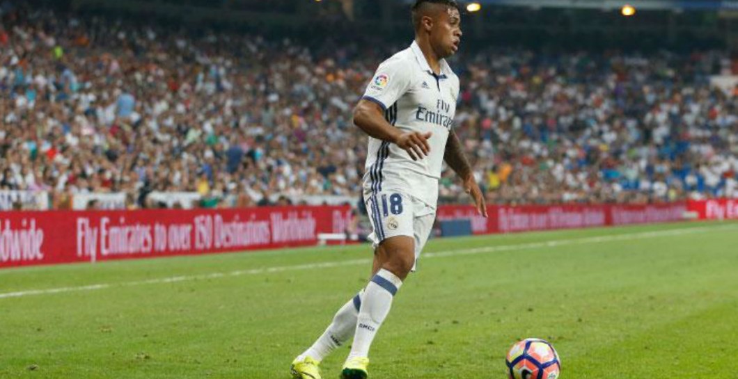 Mariano controla el balón en el Santiago Bernabéu