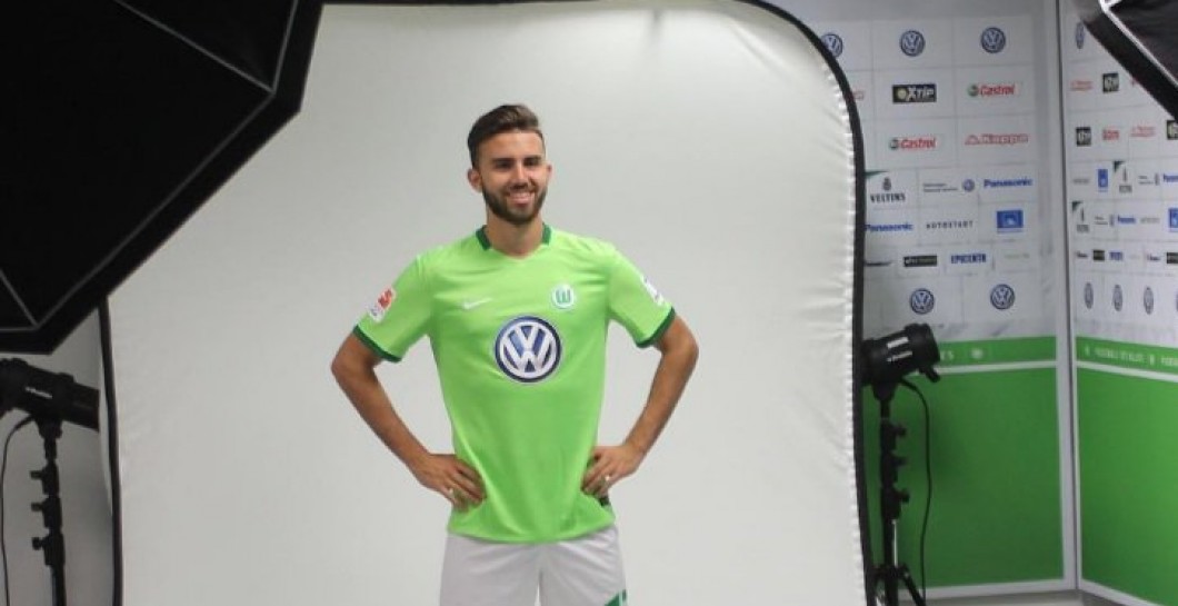 Borja Mayoral posando con la camiseta del Wolfsburgo